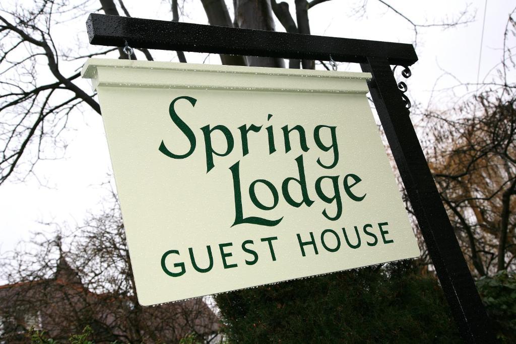 Spring Lodge Χαρογκέιτ Εξωτερικό φωτογραφία